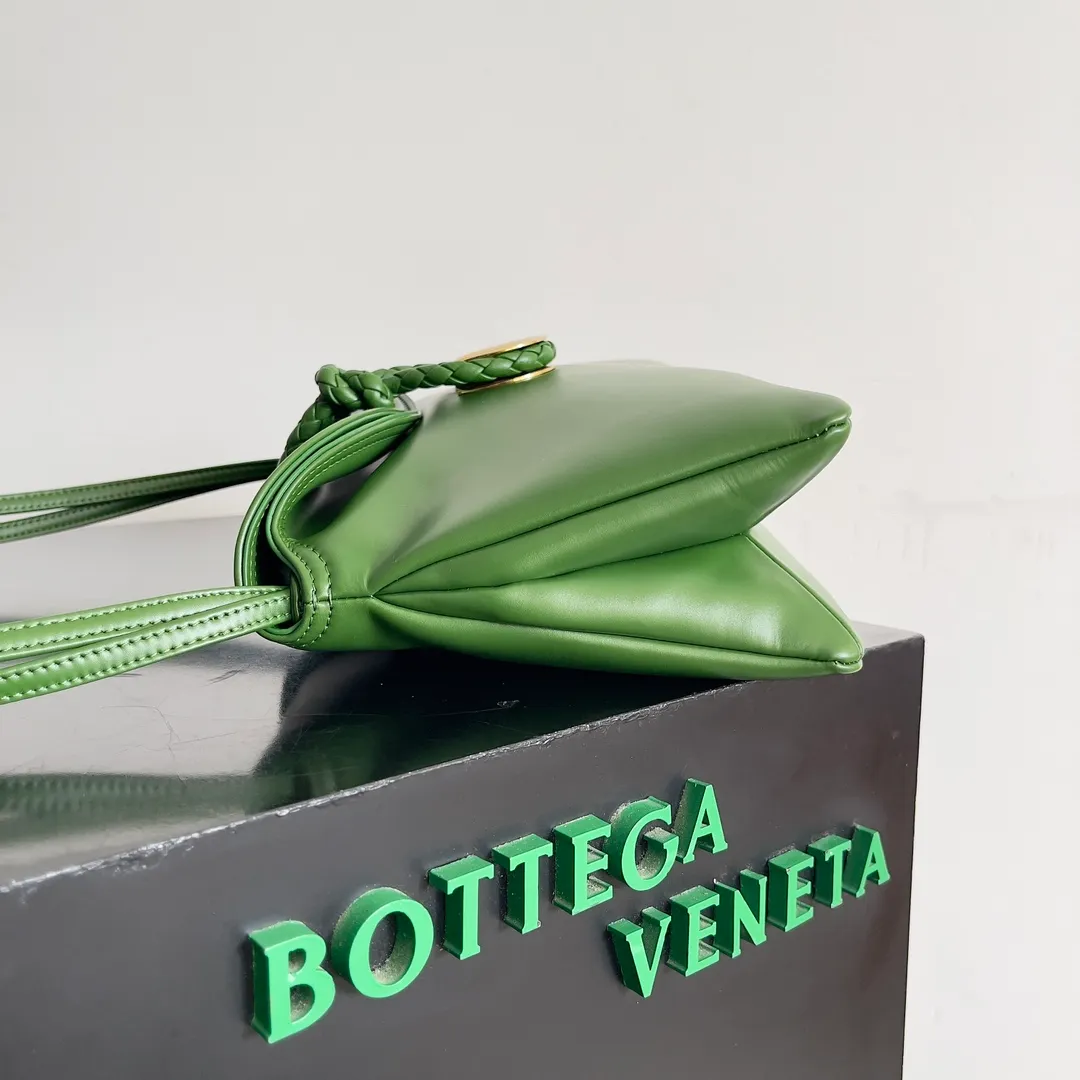 Batch 1520 Inspired by the 1970s, the Bottega Veneta women's logo shoulder bag has a smooth leather surface that brings a clean and handsome feel, just like the neatness and tenacity of a working woman. The front buckle has high-quality hardware pendant body, the overall retro elegance, and the excellent leather feels soft. This Bottega Veneta series can be described as beautiful, weakening the complexity of the outfit, not competing for it, and only using the best quality to interpret itself. Style number: 806030 (small size) Size: 27*16*6cm